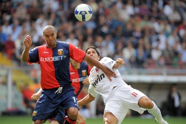 Matteo Ferrari (CFC Genoa, li.) gegen Marco Borriello (AC Mailand) -  Fußball Herren Serie A 2008 2009, 1. Italienische Liga, FC Genua 1893 - AC Mailand, Milan Gruppe CFC Genoa Genua Dynamik,