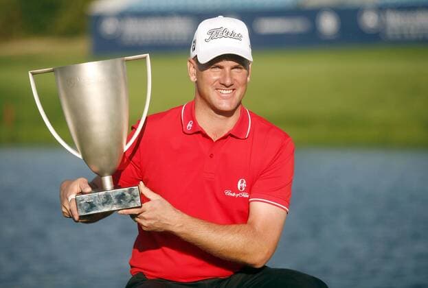 Sieger Robert Karlsson (Schweden) mit Pokal bei der Siegerehrung des Mercedes Benz Championship 2008 Golf Herren Mercedes Benz Championship 2008, European PGA Tour Einzelbild Gut Lärchenhof Pulheim, Köln Freude,