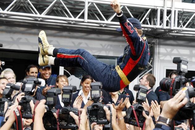 Sieger Sebastian Vettel (Deutschland Toro Rosso) jubelt und wird auf Händen getragen - Großer Preis von Italien 2008 Motorsport Grand Prix Herren Großer Preis von Italien 2008, Formel 1 Weltmeisterschaft, F1, F, GP, WM Einzelbild Monza Freude,