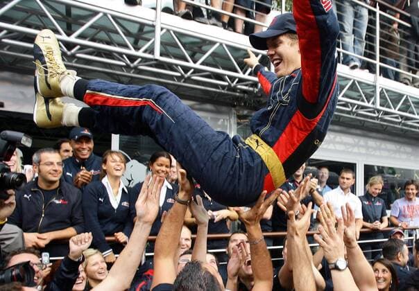 Sieger Sebastian Vettel (Deutschland Toro Rosso) jubelt und wird auf Händen getragen - Großer Preis von Italien 2008 Motorsport Grand Prix Herren Großer Preis von Italien 2008, Formel 1 Weltmeisterschaft, F1, F, GP, WM Einzelbild Monza Freude,