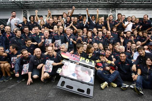 Sieger Sebastian Vettel (Deutschland Toro Rosso, re. neben dem Schild) jubelt mit der Toro Rosso Crew - Großer Preis von Italien 2008 Motorsport Grand Prix Herren Großer Preis von Italien 2008, Formel 1 Weltmeisterschaft, F1, F, GP, WM Totale Monza Freude,