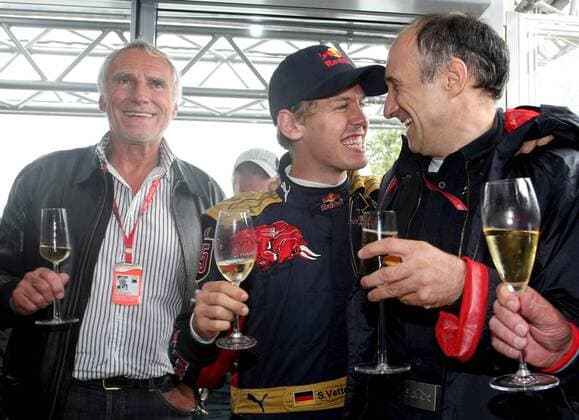 Sieger Sebastian Vettel (Deutschland Toro Rosso, Mitte), Teamchef Franz Tost (Österreich Toro Rosso, re.) und Eigentümer Dietrich Mateschitz (Österreich Toro Rosso und Red Bull) stoßen mit Champagner an -  Motorsport Grand Prix Herren Großer Preis von Italien 2008, Formel 1 Weltmeisterschaft, F1, F, GP, WM Gruppe Monza Freude,