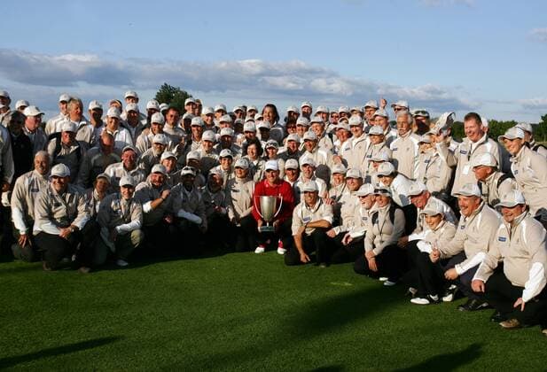 Robert Karlsson (Schweden, rot) gewinnt die Mercedes Benz Championship 2008 in Pulheim, umringt von allen Helfern der Veranstaltung Golf Herren Mercedes Benz Championship 2008, European PGA Tour Totale Pulheim