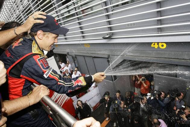 Sebastian Vettel (Deutschland Toro Rosso) jubelt mit dem Sekt nach seinem Sieg beim GP von Italien 2008 -  Motorsport Grand Prix Herren Großer Preis von Italien 2008, Formel 1 Weltmeisterschaft, F1, F, GP, WM Einzelbild Monza Freude,