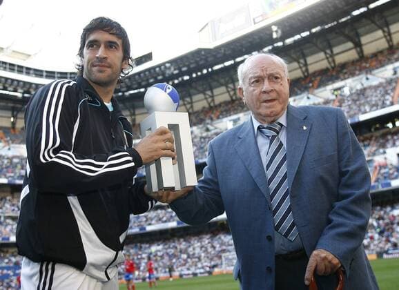 Raul Gonzalez erhält aus den Händen von Ehrenpräsident Alfredo Di Stefano (beide Real Madrid) die Trofeo Di Stefano -  - NOxONLINExUSE Fußball Herren Primera Division 2008 2009, 1. Spanische Liga, Real Madrid CF Gruppe Madrid