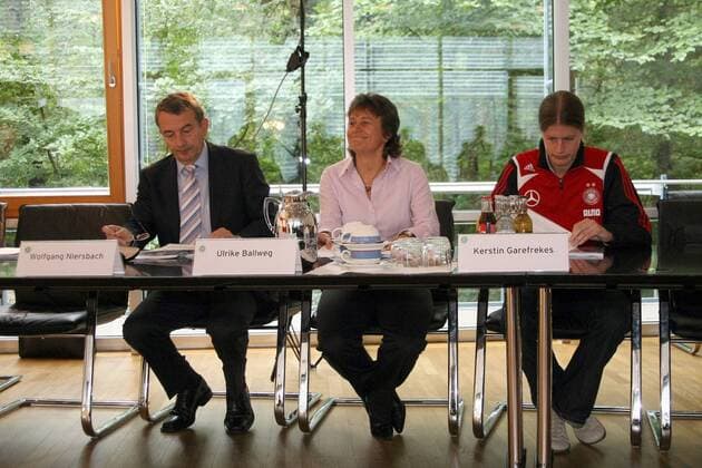 Präsentation des neuen DFB Frauen Hauptsponsors ALNO - V.li. DFB Generalsekretär Wolfgang Niersbach, Co Trainerin Ulrike Ballweg, Kerstin Garefrekes (alle Deutschland) Fußball Damen Pressekonferenz 2008, Pressetermin, Frauen Frauenfußball Nationalmannschaft Präsentation Gruppe Frankfurt M.