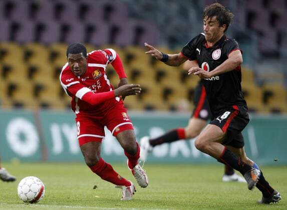 Patrice Bernier (Nordsjaelland, li.) gegen Paraskevas Antzas (Piräus) -  Fußball EC 3 Herren UEFA Cup 2008 2009, Pokal, Europapokal, FC Nordsjaelland - Olympiakos Piräus 0:2 Gruppe Farum Dynamik,