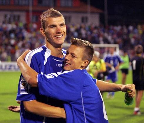 Edin Dzeko (Bosnien Herzegowina, li.) - Schlussjubel -  Fußball Länderspiel Herren WM Quali 2008, Nationalmannschaft, Nationaltrikot Gruppe Zenica Freude,