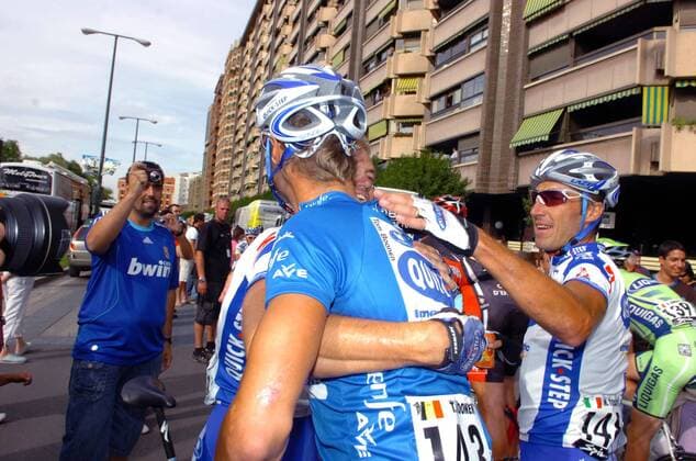 Wouter Weylandt (hi.) gewinnt die 17. Etappe der Spanienrundfahrt 2008, Tom Boonen (beide Belgien Quick Step) gratuliert -  Radsport Herren Vuelta a Espana 2008, Spanienrundfahrt, Straßenradsport, Straße, Rad, Gruppe 17. Etappe: Zamora - Valladolid Freude,