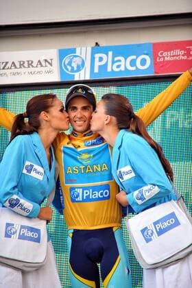 Alberto Contador (Spanien Astana) im goldenen Trikot bei der Siegerehrung zur 17. Etappe der Spanienrundfahrt 2008 -  Radsport Herren Vuelta a Espana 2008, Spanienrundfahrt, Straßenradsport, Straße, Rad, Gruppe 17. Etappe: Zamora - Valladolid Freude,