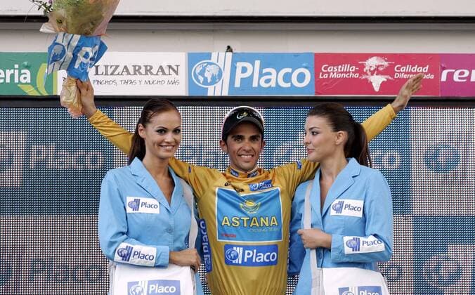 Alberto Contador (Spanien Astana) im goldenen Trikot bei der Siegerehrung zur 17. Etappe der Spanienrundfahrt 2008 -  - NOxONLINExUSE Radsport Herren Vuelta a Espana 2008, Spanienrundfahrt, Straßenradsport, Straße, Rad, Gruppe 17. Etappe: Zamora - Valladolid Freude,