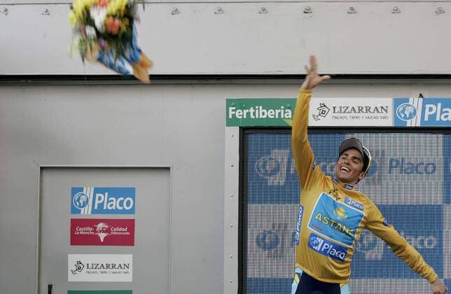 Alberto Contador (Spanien Astana) im goldenen Trikot bei der Siegerehrung zur 17. Etappe der Spanienrundfahrt 2008 -  - NOxONLINExUSE Radsport Herren Vuelta a Espana 2008, Spanienrundfahrt, Straßenradsport, Straße, Rad, Einzelbild 17. Etappe: Zamora - Valladolid Freude,