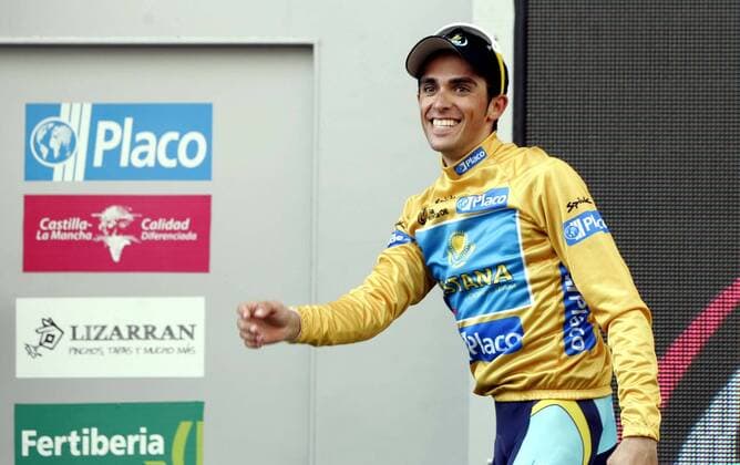 Alberto Contador (Spanien Astana) im goldenen Trikot bei der Siegerehrung zur 17. Etappe der Spanienrundfahrt 2008 -  - NOxONLINExUSE Radsport Herren Vuelta a Espana 2008, Spanienrundfahrt, Straßenradsport, Straße, Rad, Einzelbild 17. Etappe: Zamora - Valladolid Freude,