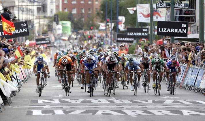 Wouter Weylandt (Belgien Quick Step, 3.v.li.) gewinnt die 17. Etappe der Spanienrundfahrt 2008 -  - NOxONLINExUSE Radsport Herren Vuelta a Espana 2008, Spanienrundfahrt, Straßenradsport, Straße, Rad, Totale 17. Etappe: Zamora - Valladolid