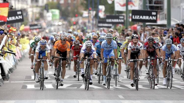 Wouter Weylandt (Belgien Quick Step, 3.v.li.) gewinnt die 17. Etappe der Spanienrundfahrt 2008 -  - NOxONLINExUSE Radsport Herren Vuelta a Espana 2008, Spanienrundfahrt, Straßenradsport, Straße, Rad, Gruppe 17. Etappe: Zamora - Valladolid