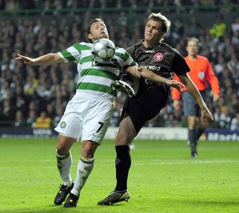 Scott McDonald (Celtic Glasgow, li.) gegen Michael Jakobsen (Aalborg) - EDITORIAL USE ONLY. No use with unauthorised audio, video, data, fixture lists, club league logos or live services. Online in-match use limited to 120 images, no video emulation. No use in betting, games or single club league player publications. Fußball EC 1 Herren Champions League 2008 2009, Celtic Glasgow - Aalborg BK 0:0 Gruppe Glasgow Dynamik,