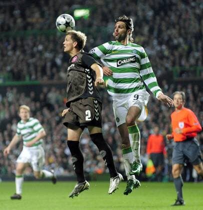 Michael Jakobsen (Aalborg, li.) gegen Georgios Samaras (Celtic Glasgow) - EDITORIAL USE ONLY. No use with unauthorised audio, video, data, fixture lists, club league logos or live services. Online in-match use limited to 120 images, no video emulation. No use in betting, games or single club league player publications. Fußball EC 1 Herren Champions League 2008 2009, Celtic Glasgow - Aalborg BK 0:0 Gruppe Glasgow Dynamik,