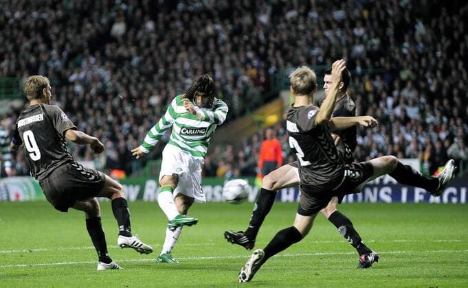 Georgios Samaras (Celtic Glasgow, 2.v.li.) am Ball - EDITORIAL USE ONLY. No use with unauthorised audio, video, data, fixture lists, club league logos or live services. Online in-match use limited to 120 images, no video emulation. No use in betting, games or single club league player publications. Fußball EC 1 Herren Champions League 2008 2009, Celtic Glasgow - Aalborg BK 0:0 Gruppe Glasgow Dynamik,