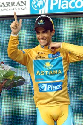 Alberto Contador (Spanien Astana) nach der 18. Etappe der Vuelta 2008 im goldenen Trikot -  Radsport Herren Vuelta a Espana 2008, Spanienrundfahrt, Straßenradsport, Straße, Rad Einzelbild 18. Etappe: Valladolid - Las Rozas Freude,