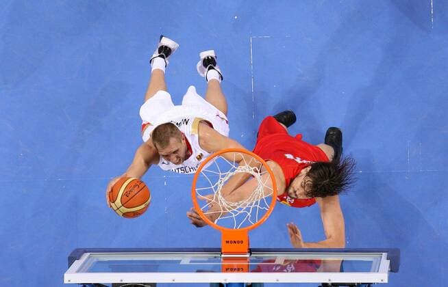 Dirk Nowitzki (Deutschland, li.) gegen Marc Gasol (Spanien) Basketball OS Sommer Herren Olympische Spiele 2008, Sommerspiele, Länderspiel, Nationalmannschaft, Nationaltrikot, Gruppe Peking Dynamik,