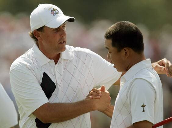 Phil Mickelson (li.) und Anthony Kim (beide Team USA) -  (LOU2008091905) Golf Herren Ryder Cup 2008, Rydercup Gruppe Louisville