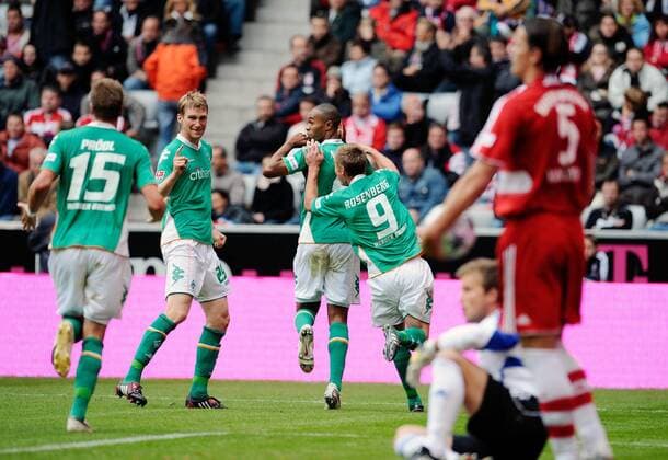 Torjubel Bremen mit Per Mertesacker (2.v.li.) und Naldo ((3.v.li.) Fußball 1. BL Herren Saison 2008 2009, FC Bayern München - SV Werder Bremen 2:5 Gruppe München Freude, Enttäuschung,