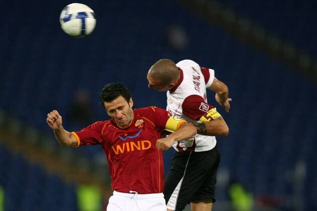 Christian Panucci (AS Rom, li.) gegen Bruno Cirillo (Reggina) -  Fußball Herren Serie A 2008 2009, 1. Italienische Liga, AS Roma - Reggina Calcio 3:0 Gruppe Rom Dynamik, Kampf,