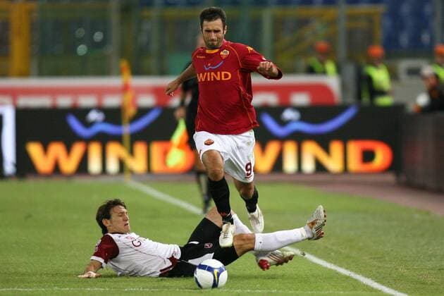 Mirko Vucinic (AS Rom, re.) gegen Edgar Barreto (Reggina) -  Fußball Herren Serie A 2008 2009, 1. Italienische Liga, AS Roma - Reggina Calcio 3:0 Gruppe Rom Dynamik,