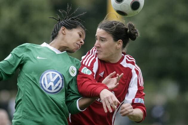 Birgit Prinz (FFC Frankfurt, re.) gegen Navina Omilade (Wolfsburg) Fußball 1. BL Damen Saison 2008 2009, Frauen, Frauenfußball, 1. FFC Frankfurt - VfL Wolfsburg 4:2 Gruppe Frankfurt M. Dynamik, Kampf,