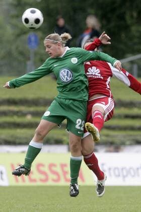 Britta Carlson (Wolfsburg, li.) gegen Alexandra Krieger (FFC Frankfurt) Fußball 1. BL Damen Saison 2008 2009, Frauen, Frauenfußball, 1. FFC Frankfurt - VfL Wolfsburg 4:2 Gruppe Frankfurt M. Dynamik, Höhe, Kampf,