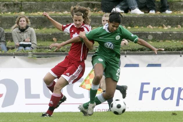 Navina Omilade (Wolfsburg, re.) gegen Sarah Günther (FFC Frankfurt) Fußball 1. BL Damen Saison 2008 2009, Frauen, Frauenfußball, 1. FFC Frankfurt - VfL Wolfsburg 4:2 Gruppe Frankfurt M. Dynamik, Kampf,