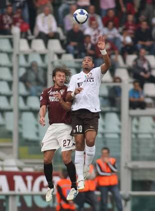Paolo Zanetti (FC Turin, li.) gegen Adriano (Inter Mailand) -  Fußball Herren Serie A 2008 2009, 1. Italienische Liga, Torino FC - FC Internazionale Mailand 1:3 Gruppe Turin Dynamik,
