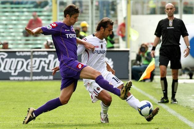 Zdravko Kuzmanovic (AC Florenz, li.) gegen Davide Bombardini (Bologna) -  Fußball Herren Serie A 2008 2009, 1. Italienische Liga, ACF Fiorentina - Bologna FC Gruppe Florenz Dynamik, Kampf,