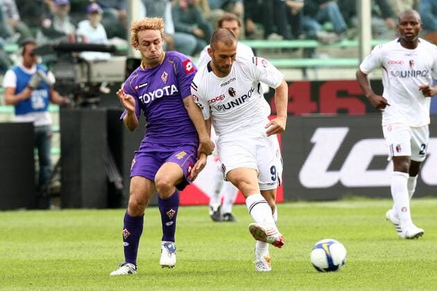 Marco Donadel (AC Florenz, li.) gegen Marco Di Vaio (Bologna) -  Fußball Herren Serie A 2008 2009, 1. Italienische Liga, ACF Fiorentina - Bologna FC Gruppe Florenz Dynamik, Kampf,