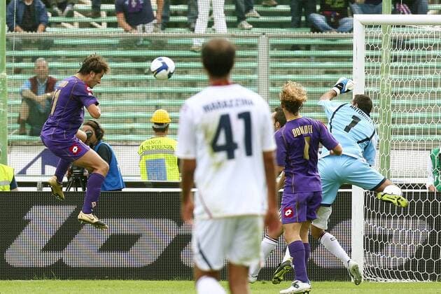 Alberto Gilardino (AC Florenz, li.) trifft gegen Torwart Francesco Antonioli (Bologna) zum 1:0 -  Fußball Herren Serie A 2008 2009, 1. Italienische Liga, ACF Fiorentina - Bologna FC Gruppe Florenz Dynamik, Kampf,