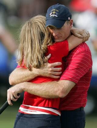 Jim Furyk (Team USA) jubelt mit seiner Frau Tabitha über den Sieg im Ryder Cup 2008 -  (LOU20080912104) Golf Herren Ryder Cup 2008, Rydercup Gruppe Louisville Glück, Freude,