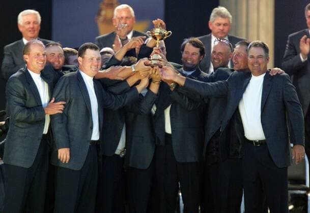 Team USA feiert den Sieg im Ryder Cup 2008, v.li.: Steve Stricker, JB Holmes, Chad Campbell, Kapitän Paul Azinger, Stewart Cink, Phil Mickelson, Kenny Perry -  (LOU20080912110) Golf Herren Ryder Cup 2008, Rydercup Gruppe Louisville Freude,