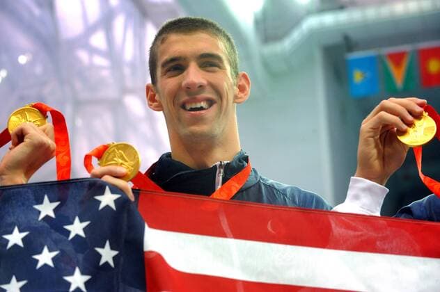 Michael Phelps (USA) ist mit seinem Team Olympiasieger 2008 über 4x100m Lagen Schwimmen OS Sommer Herren Olympische Spiele Peking 2008, Sommerspiele, 4x100m Lagen Staffel Einzelbild Peking Freude,