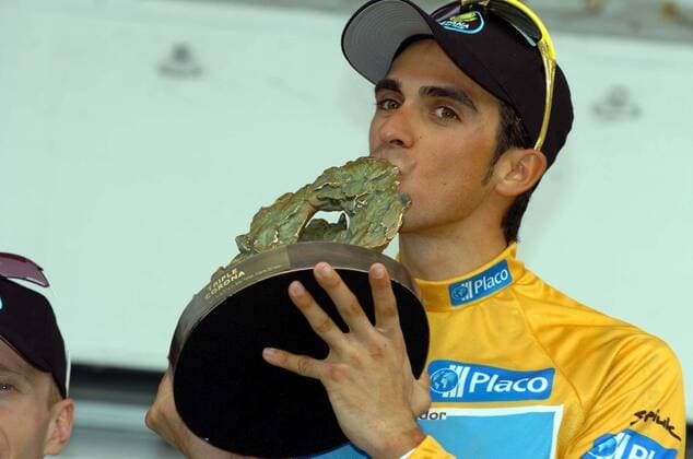 Alberto Contador (Spanien Astana) gewinnt die Gesamtwertung der Vuelta a Espana 2008 und erhält die Triple Corona für seine Siege bei den großen Rundfahrten Tour de France, Giro d Italia und der Vuelta -  Radsport Herren Vuelta a Espana 2008, Spanienrundfahrt, Straßenradsport, Straße, Rad, Vdig Einzelbild 21. Etappe: San Sebastian de los Reyes - Madrid