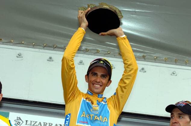 Alberto Contador (Spanien Astana) gewinnt die Gesamtwertung der Vuelta a Espana 2008 und erhält die Triple Corona für seine Siege bei den großen Rundfahrten Tour de France, Giro d Italia und der Vuelta -  Radsport Herren Vuelta a Espana 2008, Spanienrundfahrt, Straßenradsport, Straße, Rad, Vdig Einzelbild 21. Etappe: San Sebastian de los Reyes - Madrid
