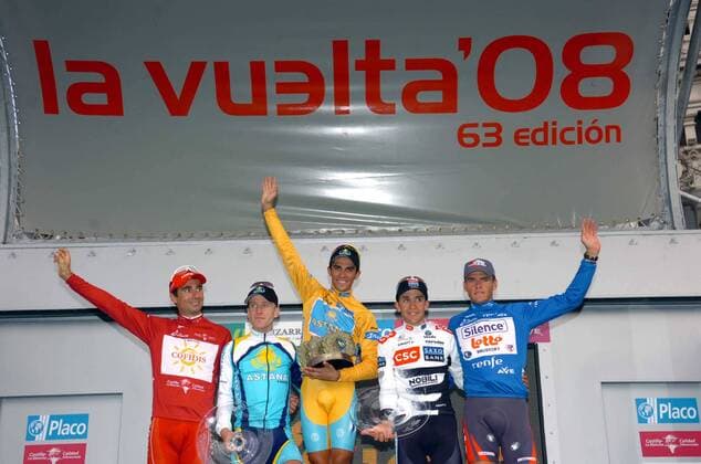 Siegerehrung der Vuelta a Espana 2008: Alberto Contador (Spanien, Mitte) gewinnt die Gesamtwertung vor Levi Leipheimer (USA beide Astana, 2.v.li.) und Carlos Sastre (Spanien CSC, 2.v.re.), ..... -  Radsport Herren Vuelta a Espana 2008, Spanienrundfahrt, Straßenradsport, Straße, Rad, Vdig Gruppe rote, blaue, Jubel Schriftzug 21. Etappe: San Sebastian de los Reyes - Madrid Freude,