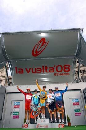 Siegerehrung der Vuelta a Espana 2008: Alberto Contador (Spanien, Mitte) gewinnt die Gesamtwertung vor Levi Leipheimer (USA beide Astana, 2.v.li.) und Carlos Sastre (Spanien CSC, 2.v.re.), ..... -  Radsport Herren Vuelta a Espana 2008, Spanienrundfahrt, Straßenradsport, Straße, Rad, Vdig Gruppe rote, blaue, Jubel, Logo, Emblem, Schriftzug 21. Etappe: San Sebastian de los Reyes - Madrid