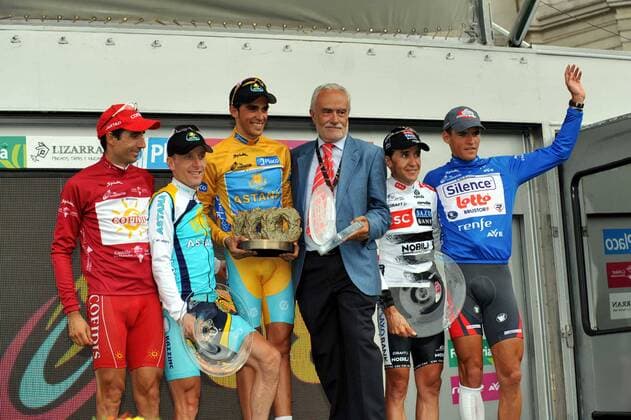Siegerehrung der Vuelta a Espana 2008: Alberto Contador (Spanien, 3.v.li.) gewinnt die Gesamtwertung vor Levi Leipheimer (USA beide Astana, 2.v.li.) und Carlos Sastre (Spanien CSC, 2.v.re.), ..... -  Radsport Herren Vuelta a Espana 2008, Spanienrundfahrt, Straßenradsport, Straße, Funktionär, Rad, Vdig Gruppe rote, blaue, Jubel, Pokal, Trophäe, Trikot goldene 21. Etappe: San Sebastian de los Reyes - Madrid