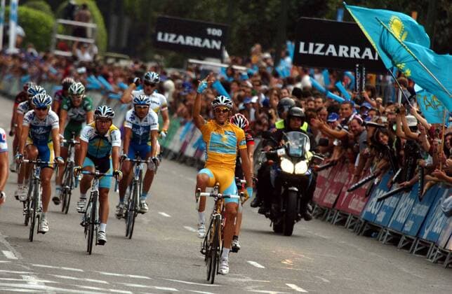 Alberto Contador (Spanien Astana) rollt als Gesamtsieger der Vuelta a Espana 2008 in Ziel und hat damit alle drei großen Rundfahrten gewonnen -  Radsport Herren Vuelta a Espana 2008, Spanienrundfahrt, Straßenradsport, Straße, Rad, Vdig Gruppe 21. Etappe: San Sebastian de los Reyes - Madrid