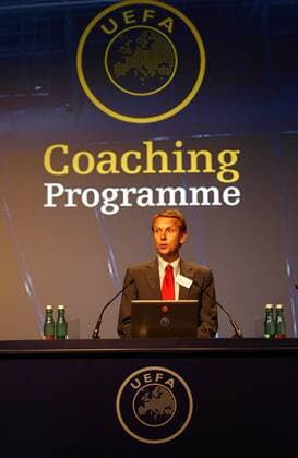 Sportstaatssekretär Reinhold Lopatka (Österreich) hält eine Rede bezüglich der Coaching Programme während der UEFA Konferenz der europäischen Nationaltrainer 2008 -  Fußball Herren 8. UEFA Konferenz der europäischen Nationaltrainer 2008, Tagung, Kongress, Versammlung, Einzelbild Wien