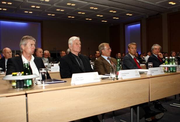 UEFA Konferenz der europäischen Nationaltrainer 2008, mit v.li.: Co Trainer Jan Kocian, Nationaltrainer Karel Brückner, Josef Hickersberger, Sportstaatssekretär Reinhold Lopatka und ÖFB Präsident Friedrich Stickler (alle ... -  Fußball Herren 8. UEFA Konferenz der europäischen Nationaltrainer 2008, Tagung, Kongress, Versammlung, Gruppe Wien