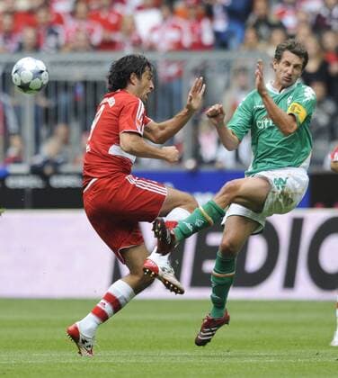 Luca Toni (Bayern, li.) gegen Frank Baumann (Bremen) Fußball 1. BL Herren Saison 2008 2009, FC Bayern München - SV Werder Bremen 2:5 Gruppe München Dynamik, Kampf,