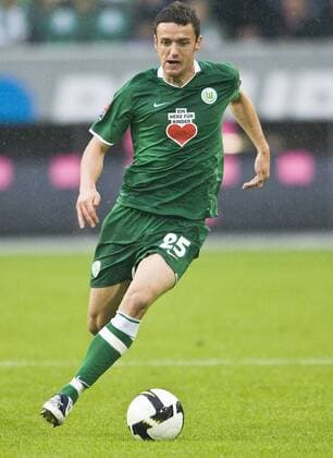Christian Gentner (Wolfsburg) am Ball Fußball 1. BL Herren Saison 2008 2009, VfL Wolfsburg Einzelbild Wolfsburg Dynamik,