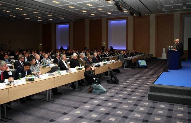 UEFA Chairman Per Ravn Omdal (Norwegen, re.) während der UEFA Konferenz der europäischen Nationaltrainer 2008 in Wien -  Fußball Herren UEFA Konferenz europäischer Nationaltrainer 2008, Tagung, Versammlung, Kongress Totale Wien