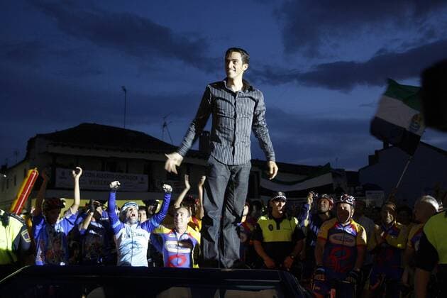 Alberto Contador (Spanien Astana) wird anlässlich des Gesamtsieges bei der Spanienrundfahrt 2008 in Madrid von den Fans begeistert gefeiert -  - NOxONLINExUSE Radsport Herren Empfang 2008, Ankunft, Vuelta a Espana, Spanienrundfahrt, Straßenradsport, Straße, Rad Gruppe Madrid Begeisterung, Freude,